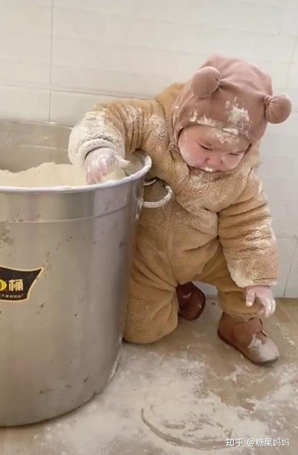 萌娃钻进面桶嬉戏,"背锅"的却是忘盖桶盖的宝妈,隔代亲无疑了