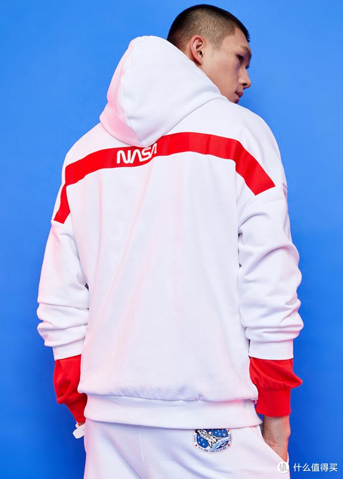 本着时尚圈"谁和nasa联名谁就潮"的原则,安踏也出品了和nasa的联名款.