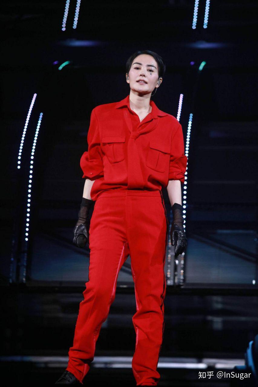 了诸多时尚单品:goyard包包因为菲姐背被很多人追捧,moncler的羽绒服