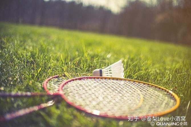 打网球和打羽毛球,有多大的体验差别?