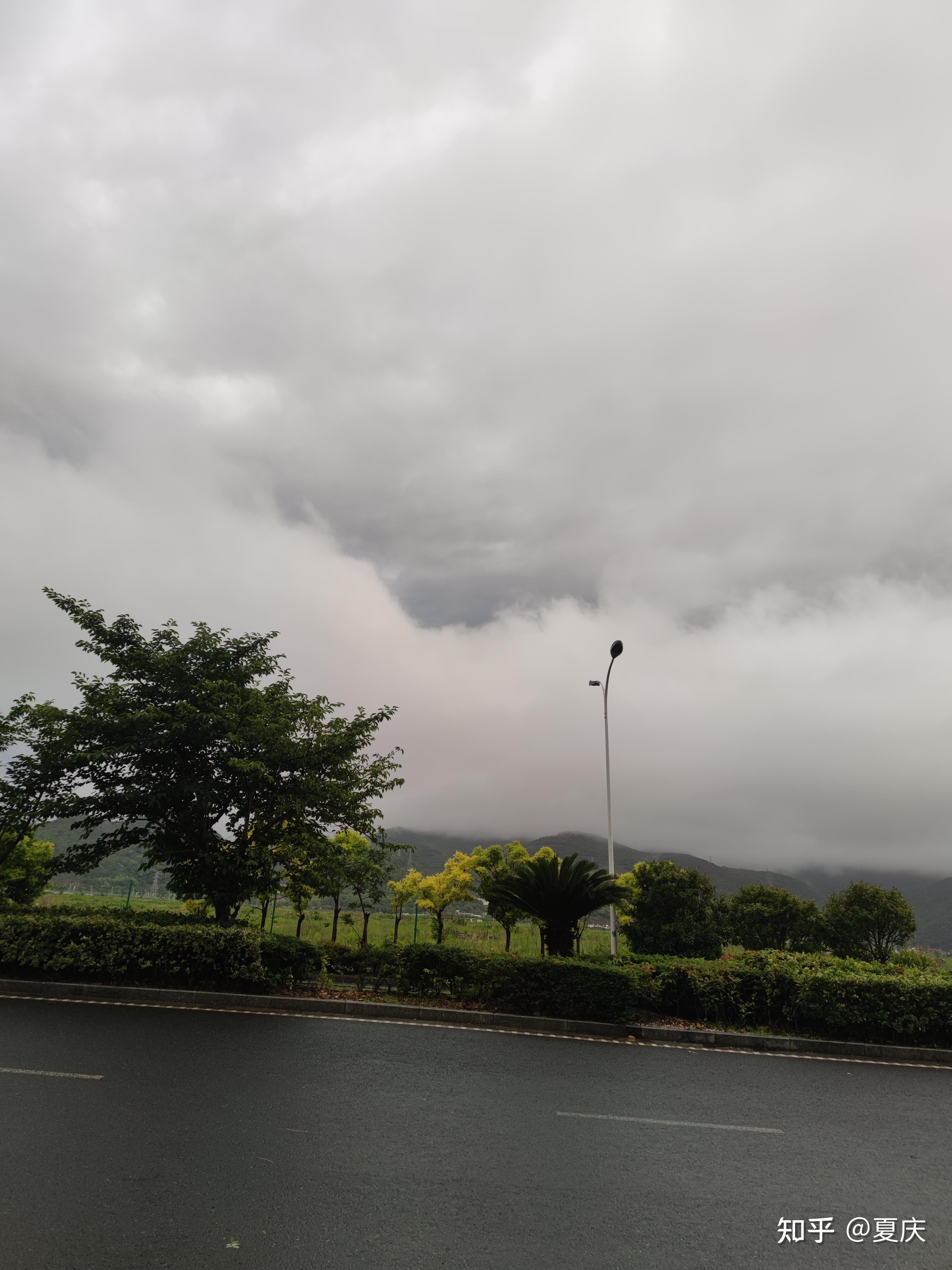 下雨的地方与不下雨的地方交界处是什么样的？ - 知乎