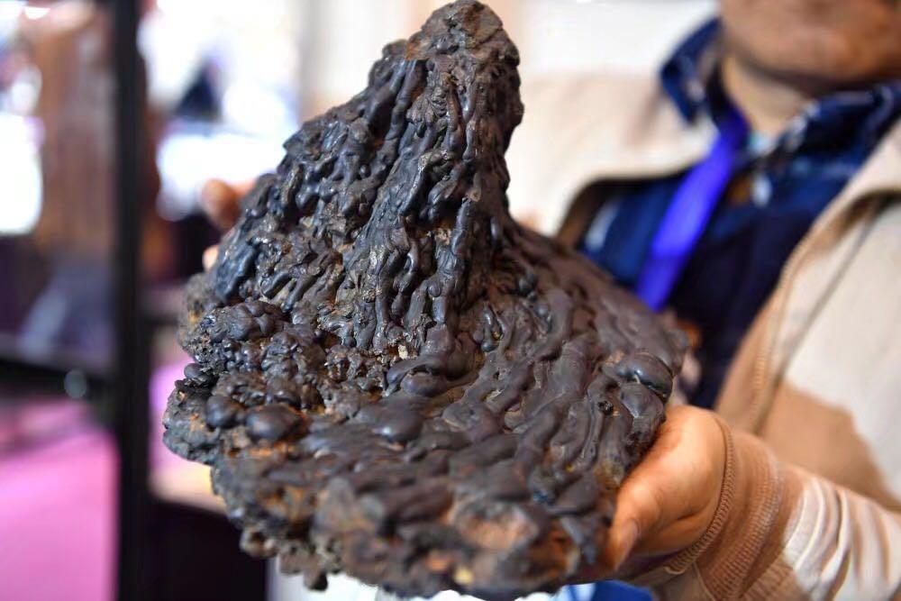 怎么看待成都珠宝展上有人拿炉渣冒充香格里拉陨石