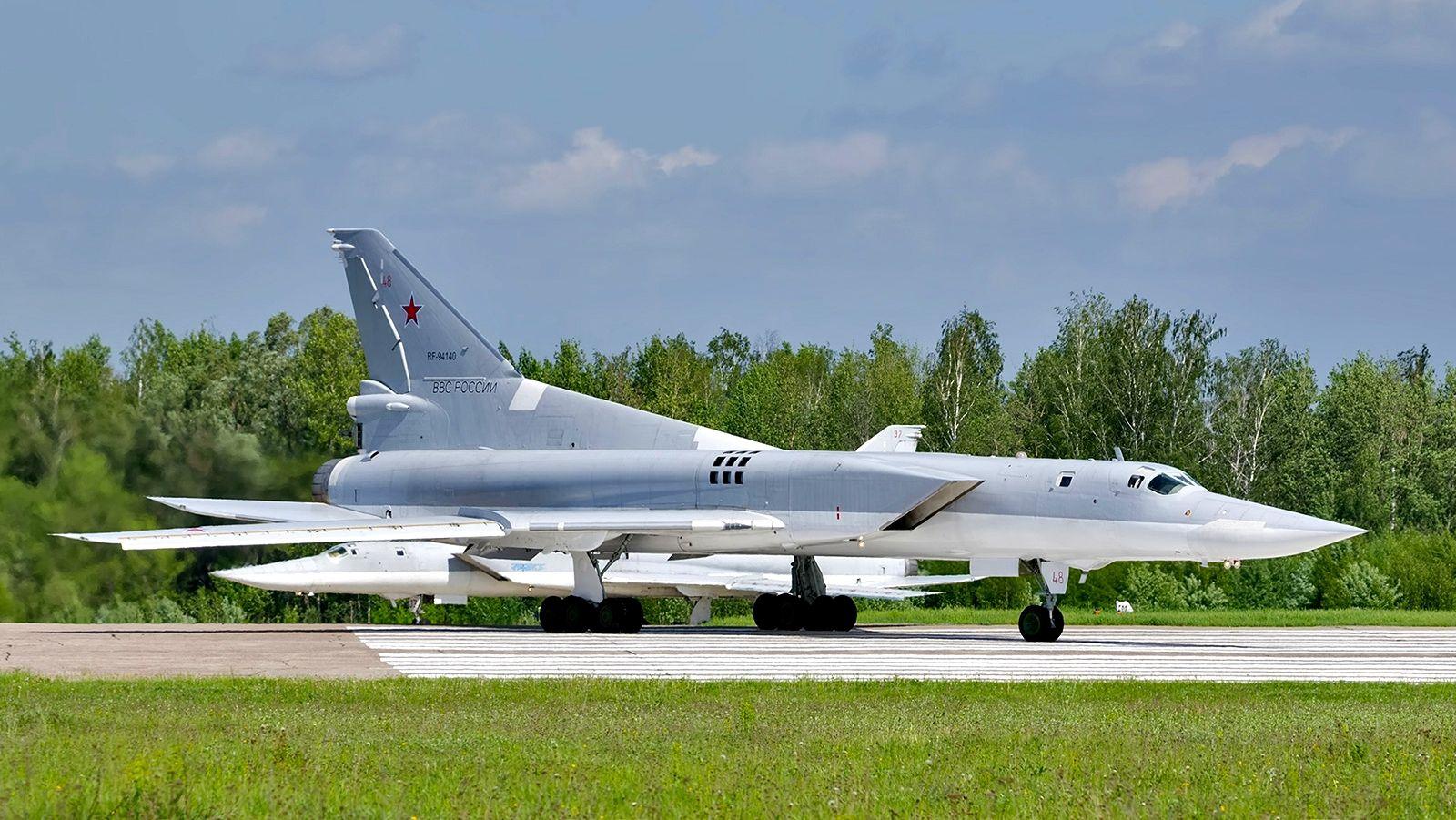 与前面的图—160和图—95不同,图-22虽然是一款轰炸机,但它不是战略