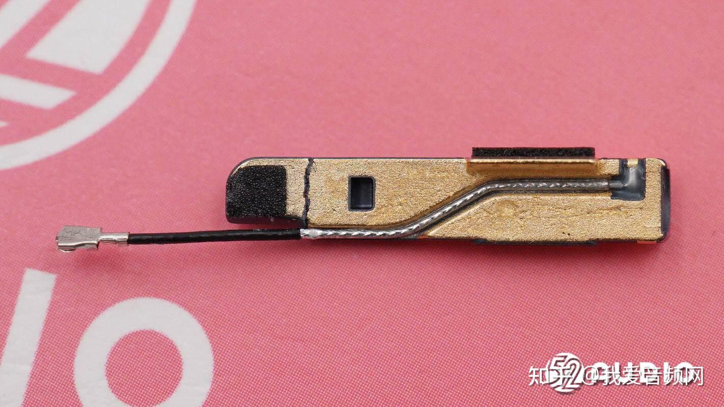 进入耳机拆解部分,沿合模线打开腔体.