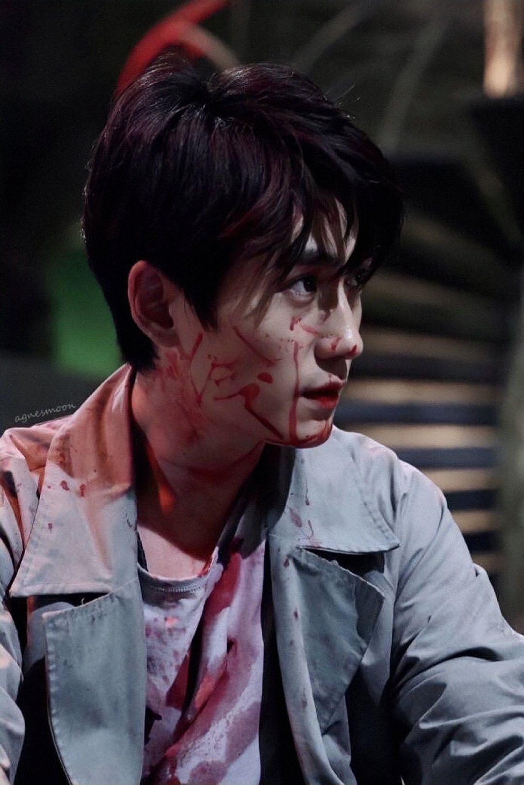 就是那种濒临死亡,眼神哀伤,也可以是苦苦挣扎的,总之就是要好看精致?