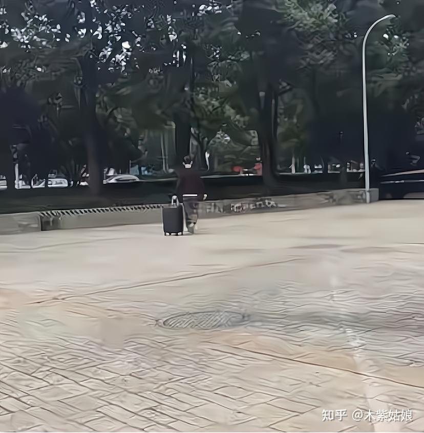 初中学历男子去找工作得知月薪不到一万扭头就走背影落寞孤单