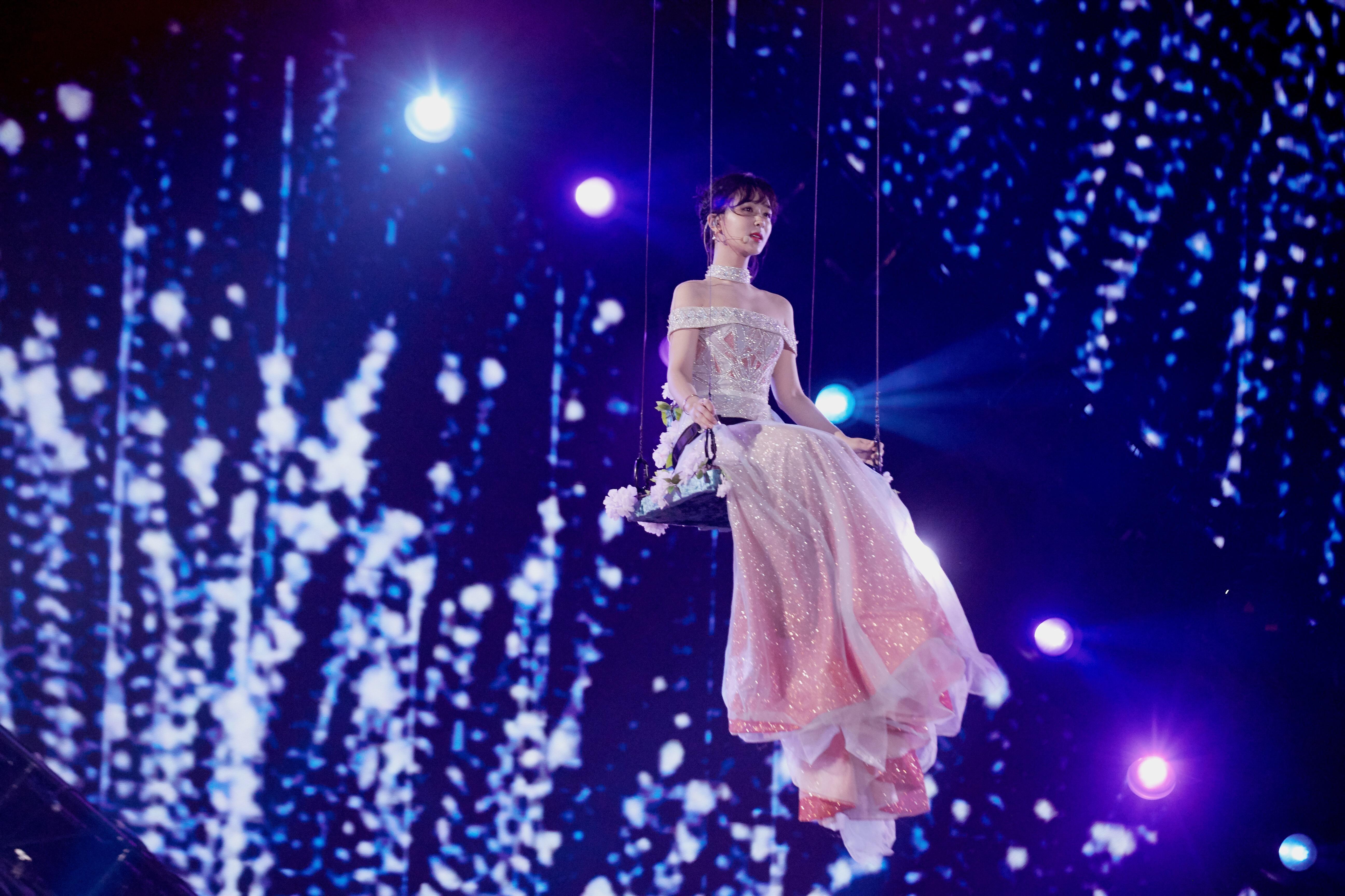 2020跨年晚会上杨幂火箭少女101杨紫欧阳娜娜迪丽热巴等女明星服装