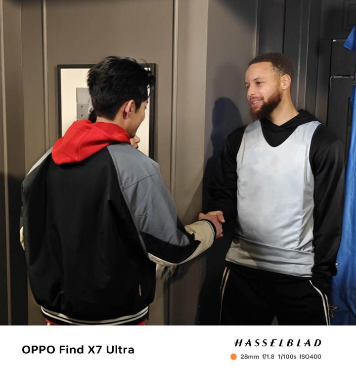 太厉害了王鹤棣狂砍18分与库里合影记录就靠这台拍照神器