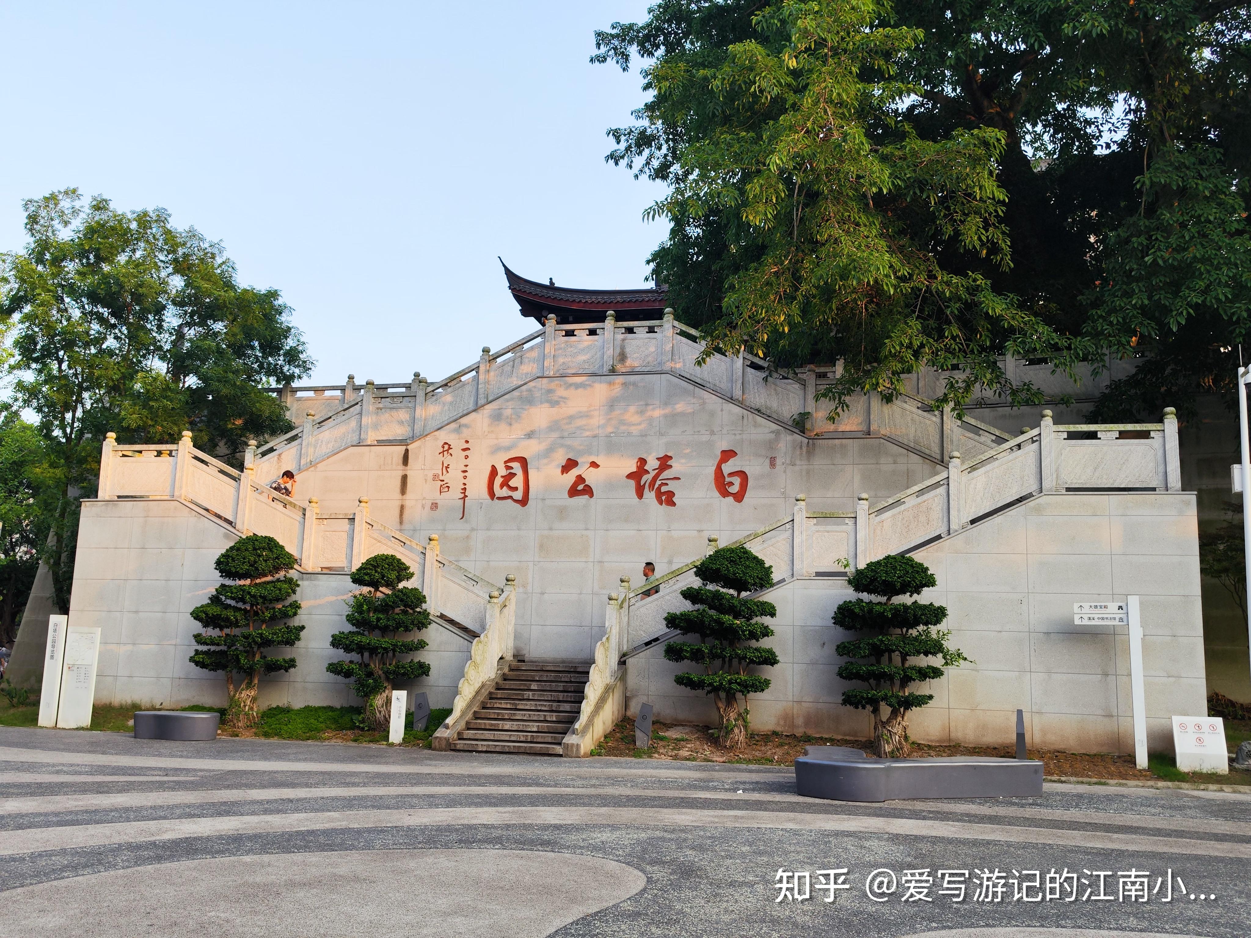 再来白塔公园,终于可以近距离端详心心念念的鹫峰寺塔