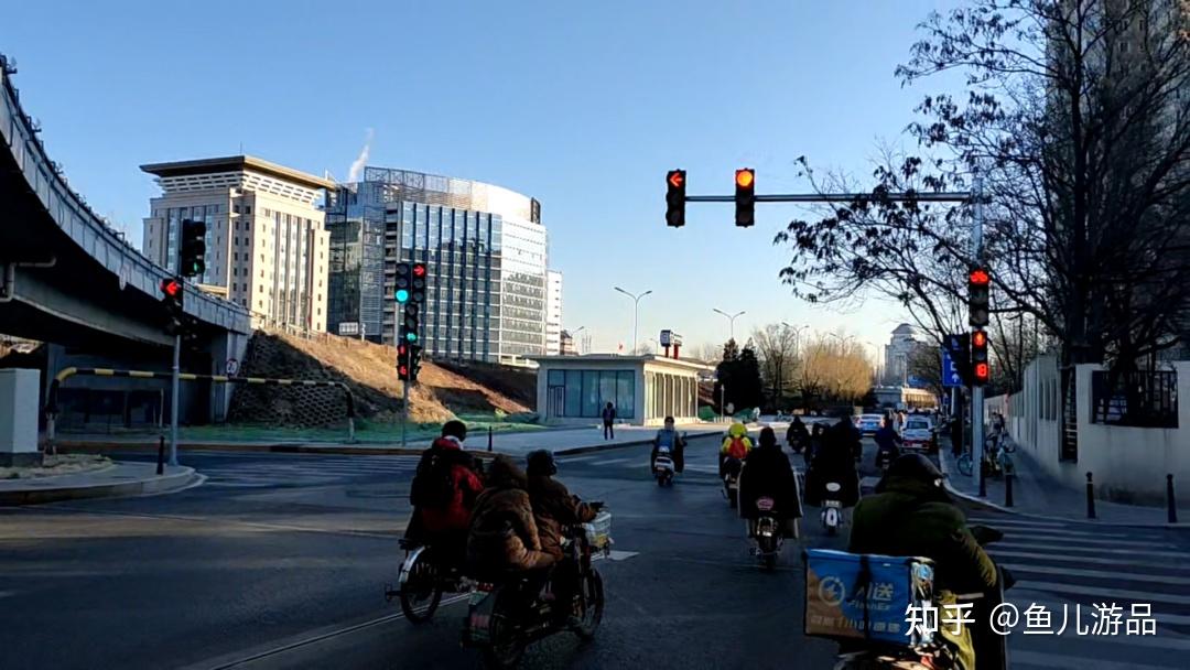 地铁万泉河桥c口行人成群结队横穿马路规划的慢行系统还没影