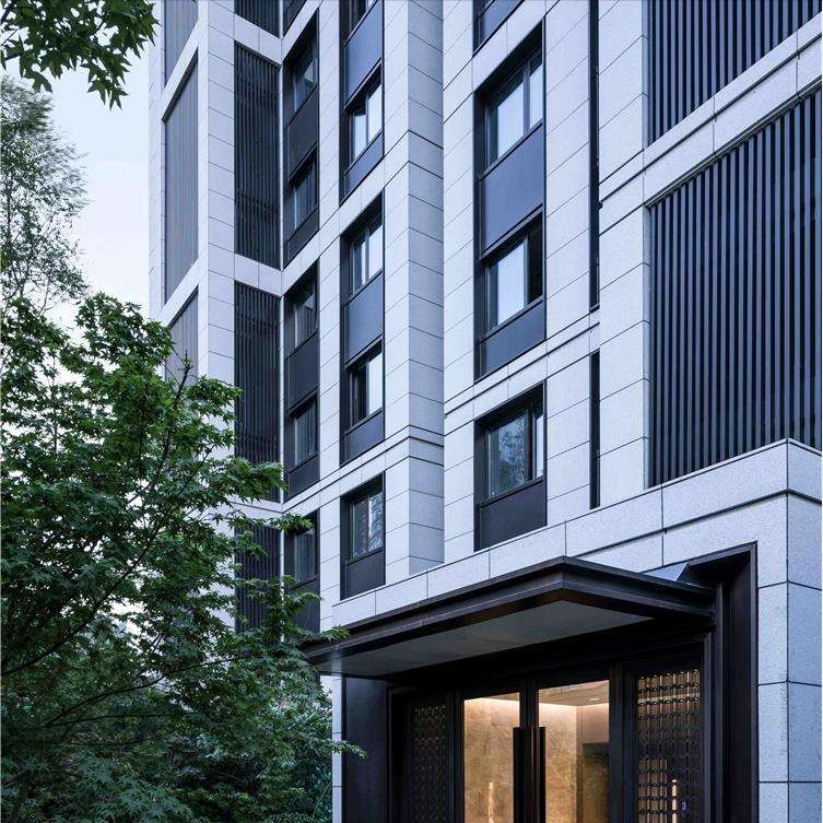 薄陶瓷保温一体板和石材幕墙怎么选?优缺点对比