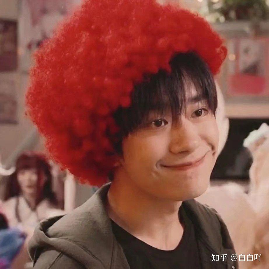 那个姐姐有送你一朵小红花里面千玺带着假发假笑的高清图片啊好可爱