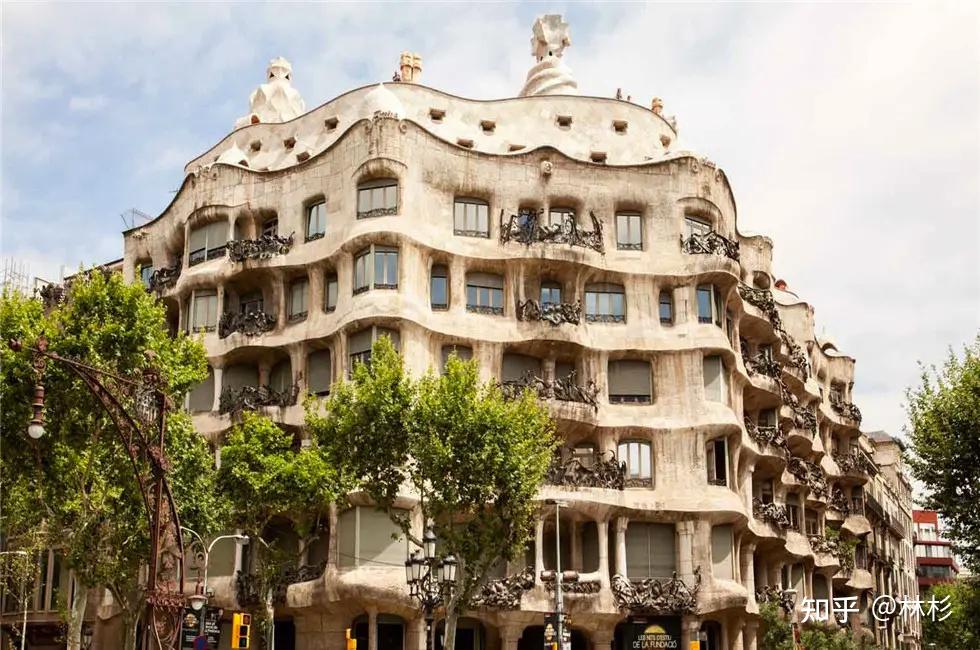 西班牙新艺术运动的代表人物是建筑师安东尼·高迪(antoni gaudí),其