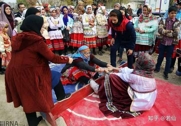 伊朗北呼罗珊省举行趣味的民间运动会