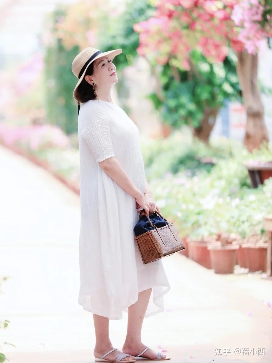 40富态女人要懂得给穿搭做减法无需繁琐这样穿简约且高级