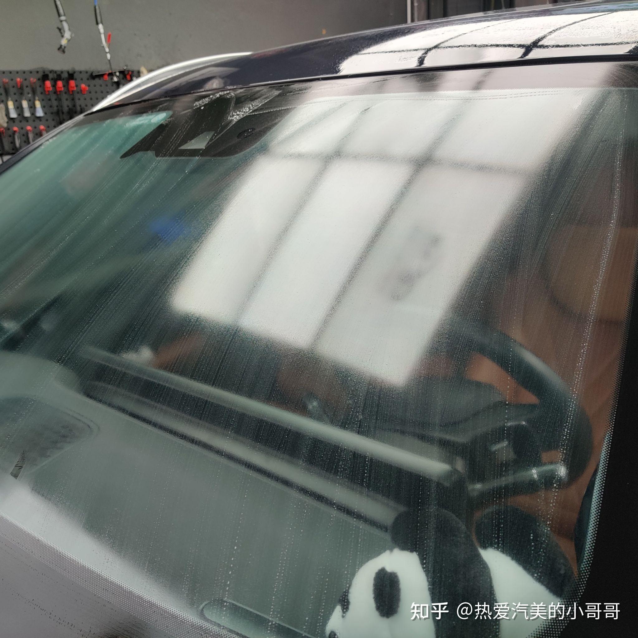 为什么汽车前挡玻璃外面时间久了会有一层油膜?有有效方法去除吗?