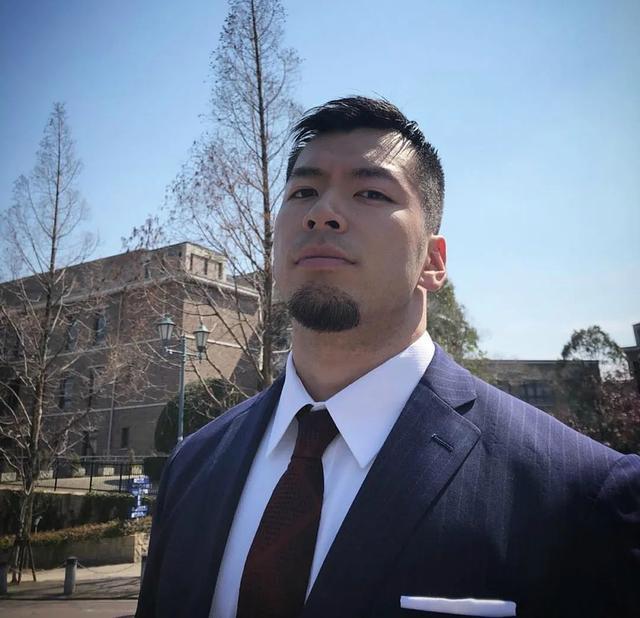 他的身高18米身材魁梧每天坚持深蹲练出强壮大腿