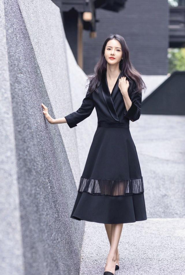 云月美人张芷溪火了穿白色裙装演绎简约风时尚造型满分