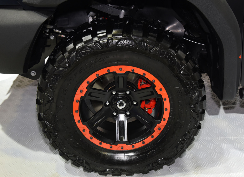 国产专业级越野皮卡电绞盘涉水喉氮气悬架给台猛禽换吗