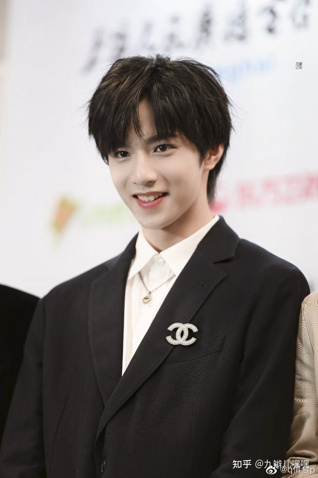 有没有人给我强烈安利一下tnt刘耀文啊啊啊啊,希望越详细越好!