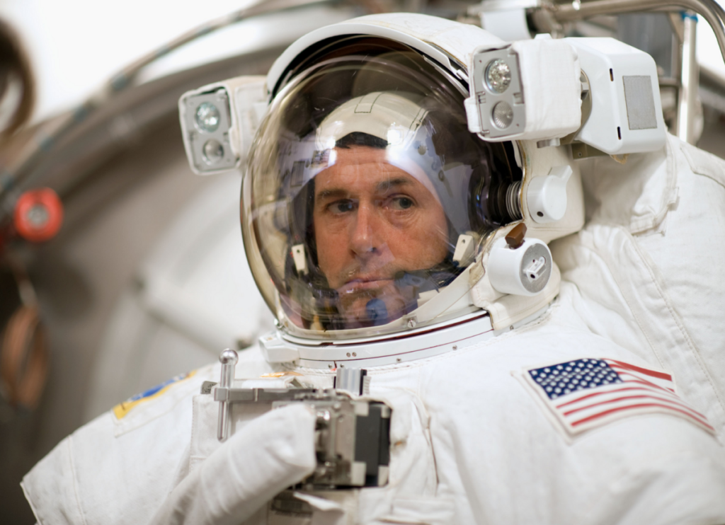 宇航员透明面罩材料是什么?