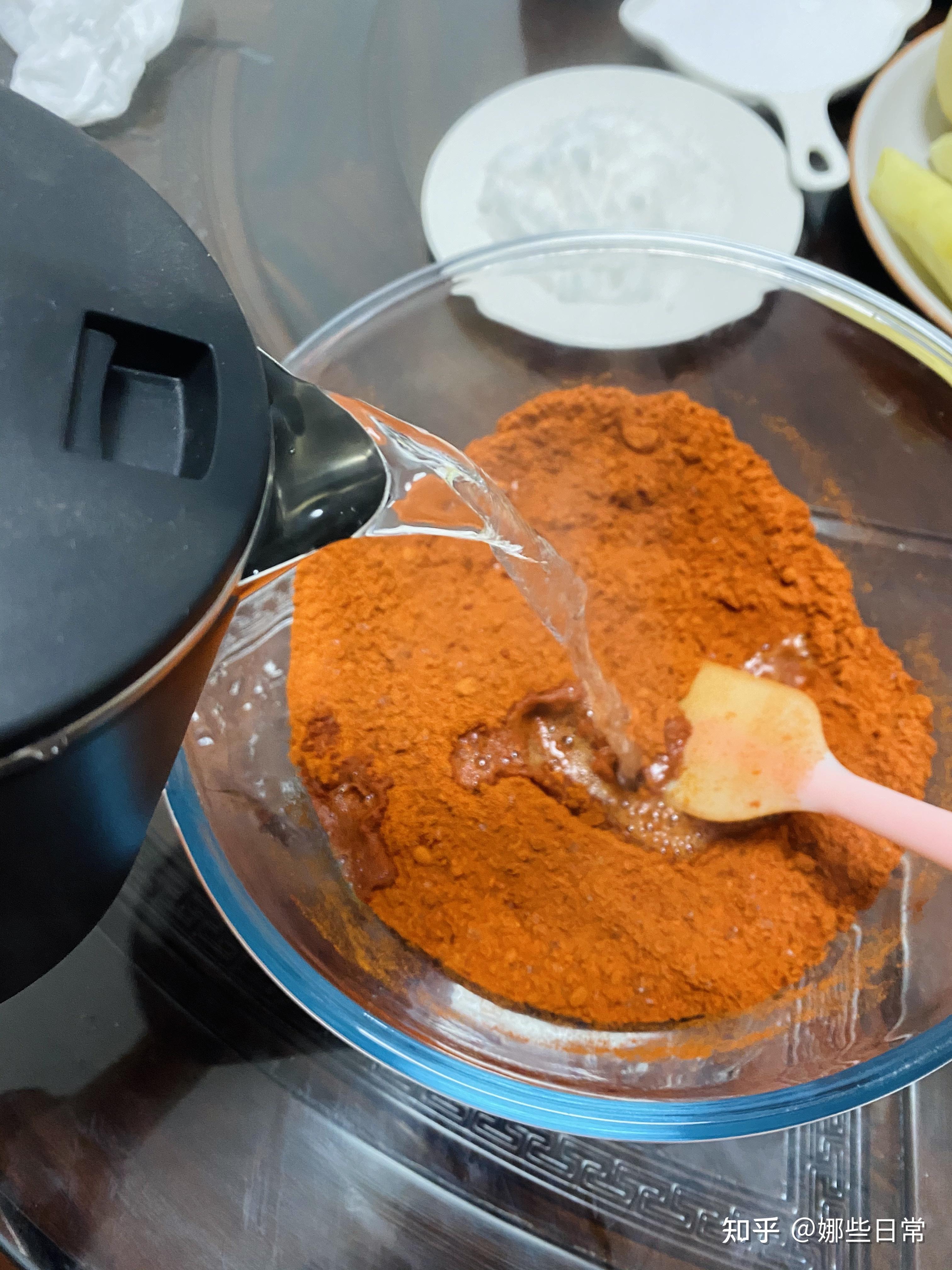 起的辣椒面非常软糯8,把大蒜,生姜(切块)圆葱(切块)放入料理机内打碎