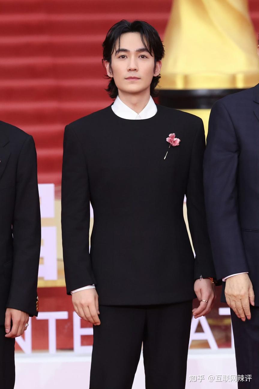 不一定能抗住大银幕的考验,但幸运的是,朱一龙凭借自己的脚踏实地,每