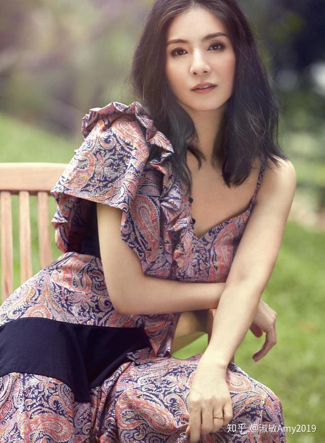 45岁杨采妮越来越美一袭宝蓝色连衣裙出席活动齐肩发型好优雅