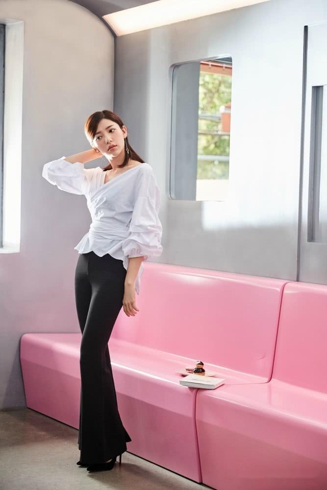 郭雪芙衣品太好穿白色上衣配黑色阔腿裤高级时髦又有女人味