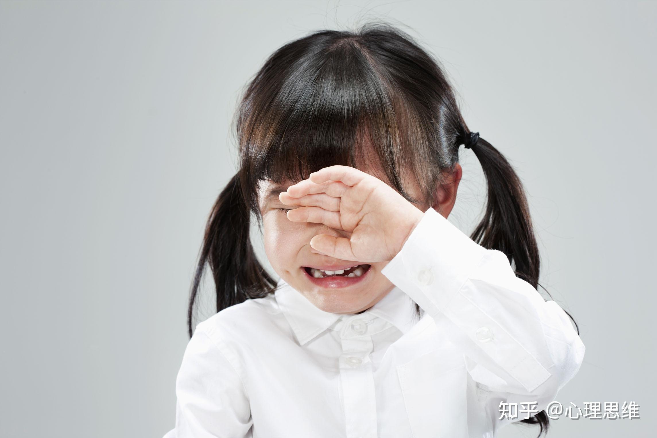 打架哭泣小孩设计图__人物_PSD分层素材_设计图库_昵图网nipic.com
