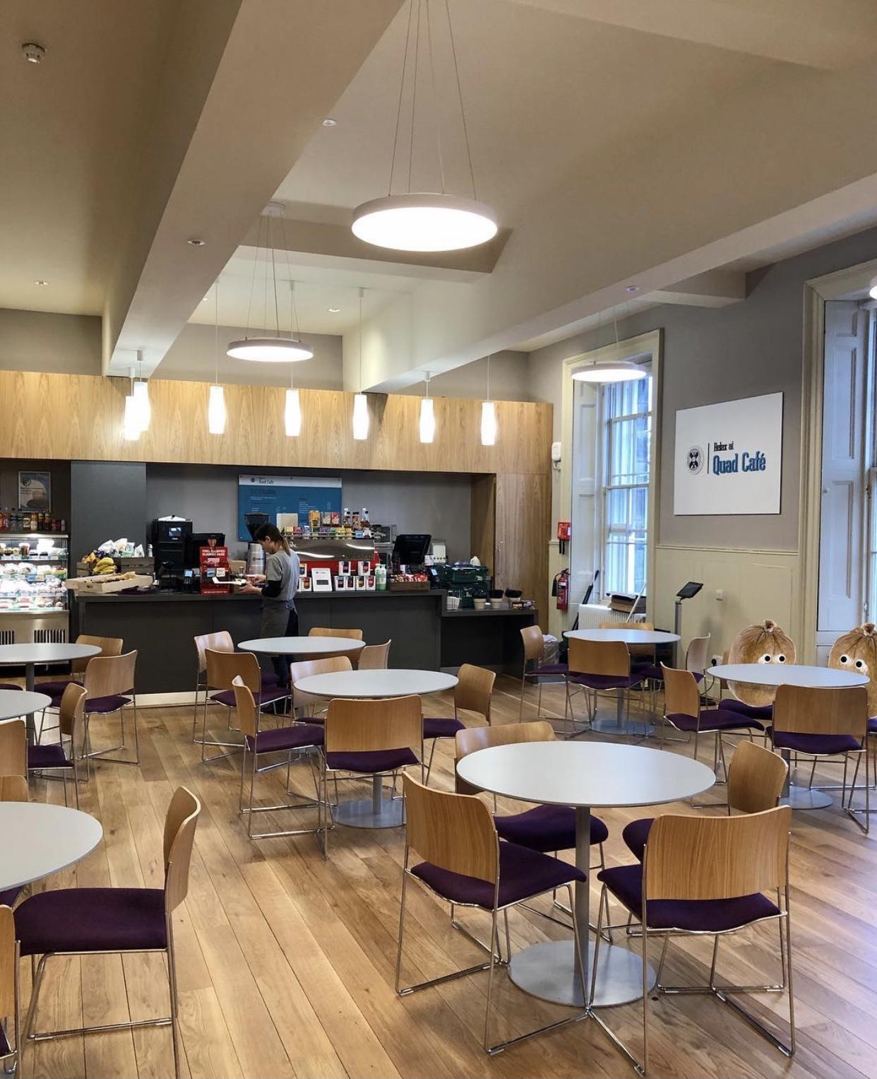 "爱丁堡大学的部分宿舍是提供早晚餐的,在宿舍区的固定食堂就餐.
