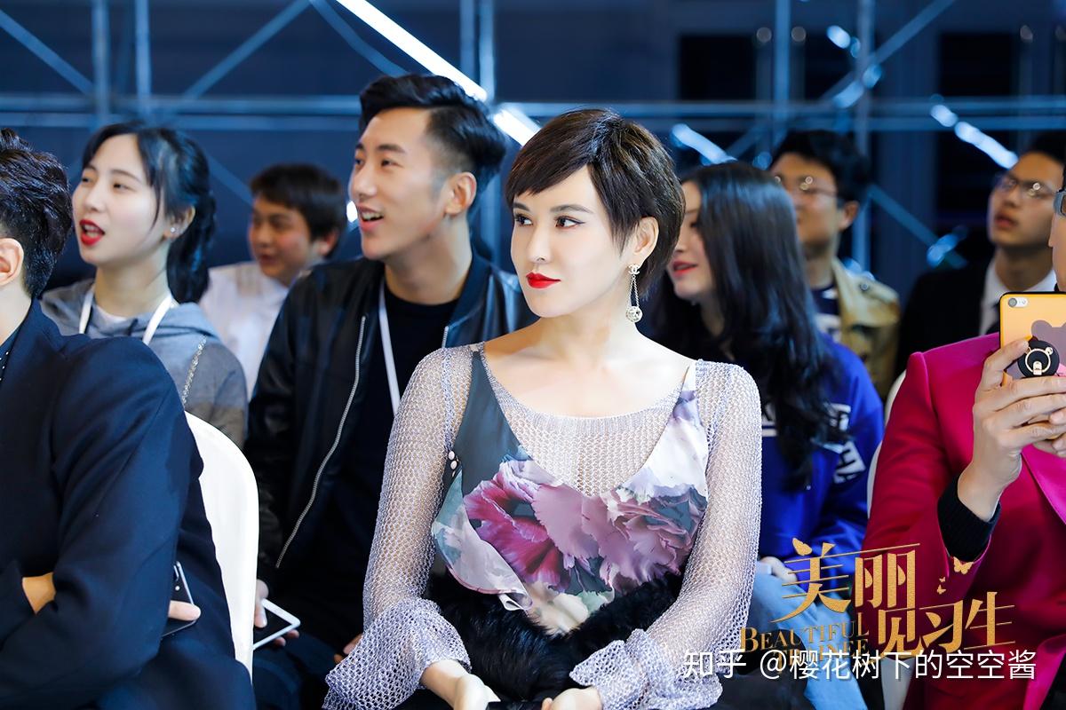 星座女神莫小奇美丽见习生实力演绎时尚女魔头