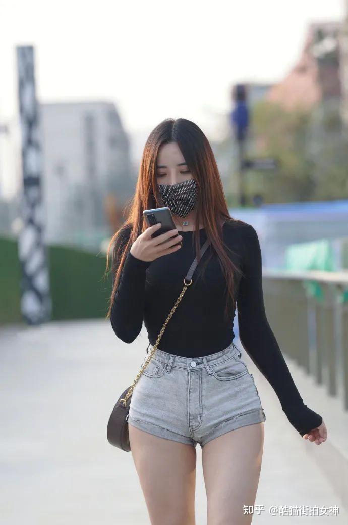 街拍女神牛仔热裤长发小姐姐