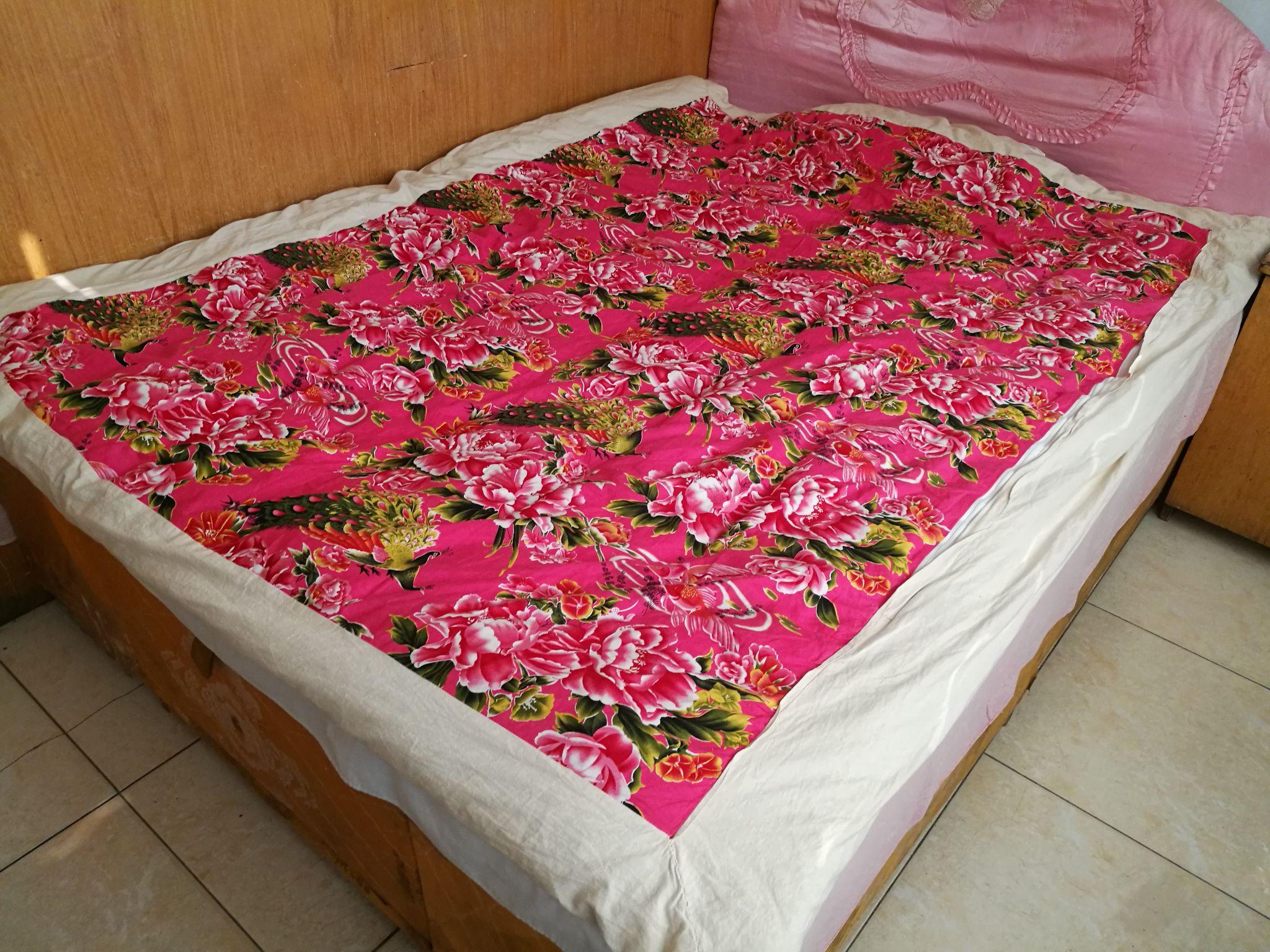 在家里的老花被子在员工宿舍里也是在盖这个漂亮的被子这是我最喜欢的