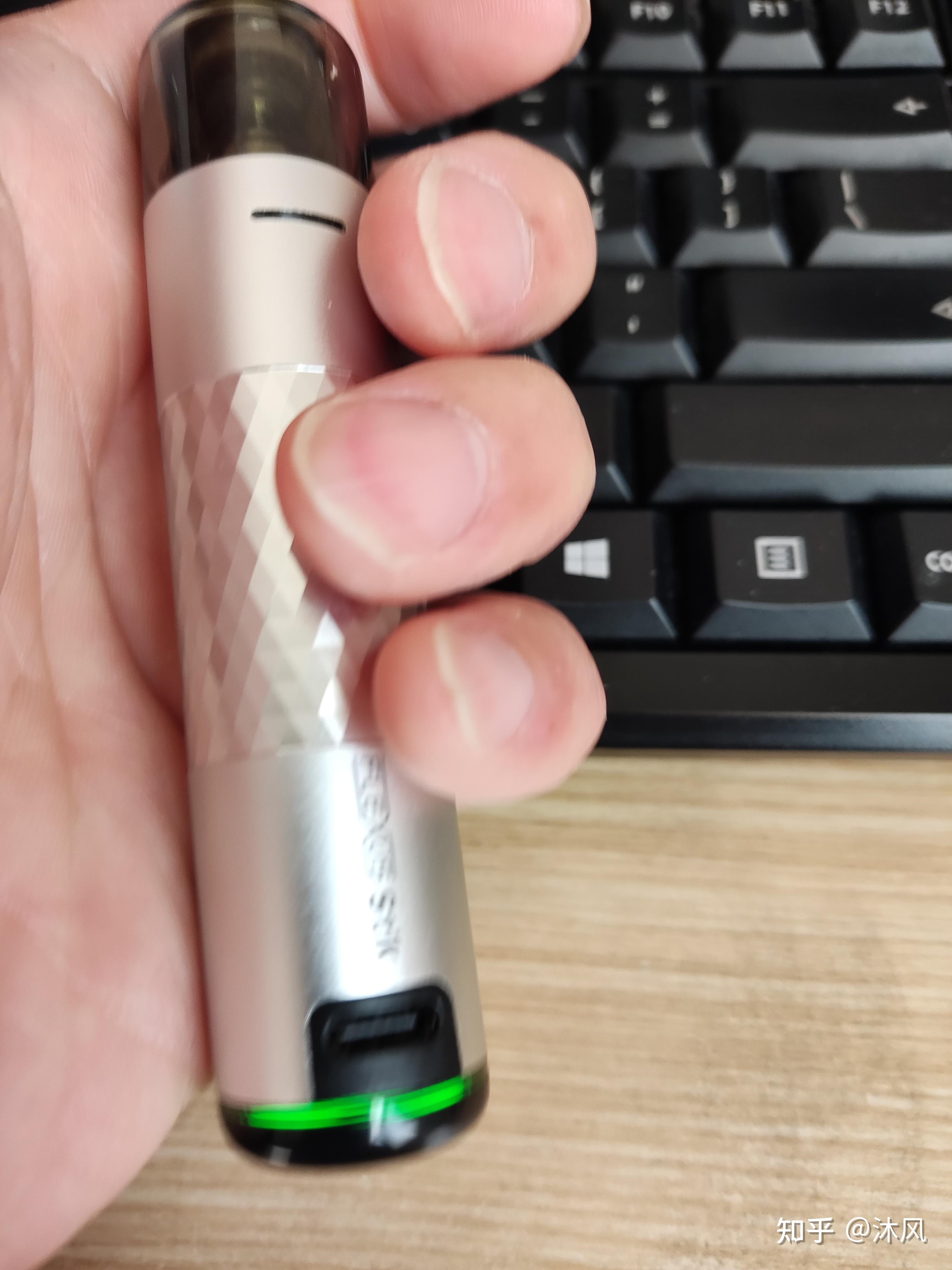 看到别人抽的一款电子烟好像是圆柱体形状的抽的时候会发光有没有老铁