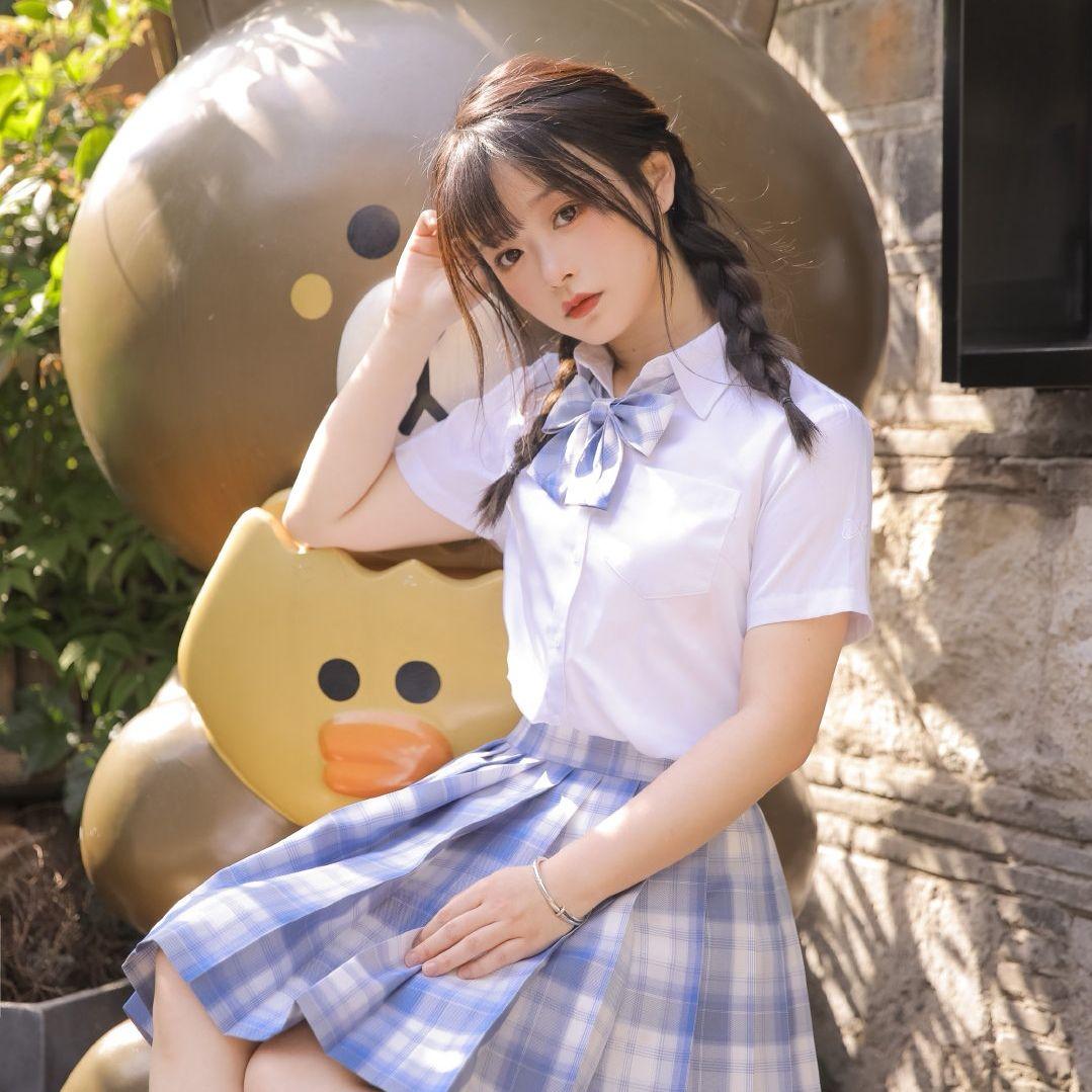 有没有学院风 最好穿校服可爱女生头像?