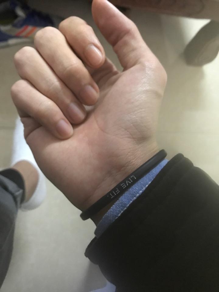 怎样看待男生留长指甲