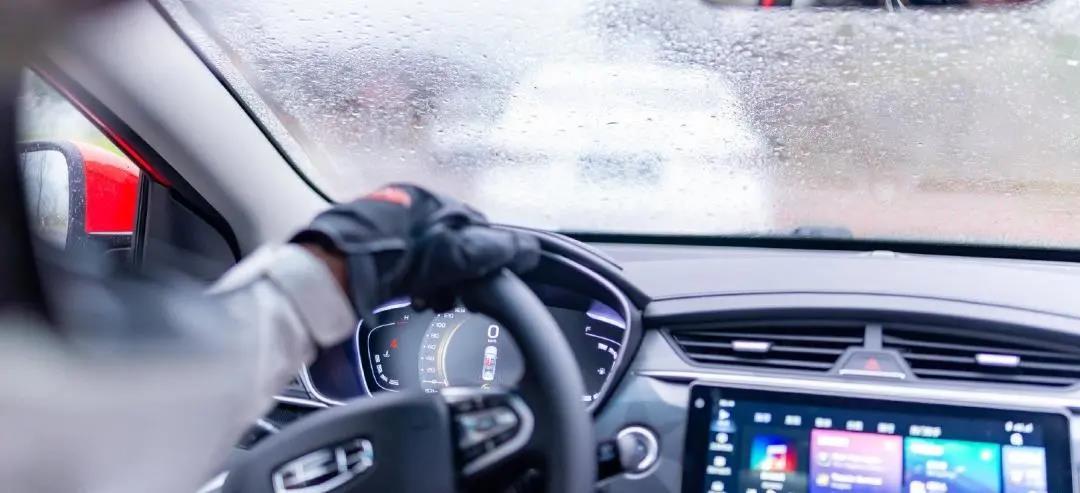 雨天车厢内外温差大,易造成玻璃起雾,可打开空调制冷,平衡内外温差除