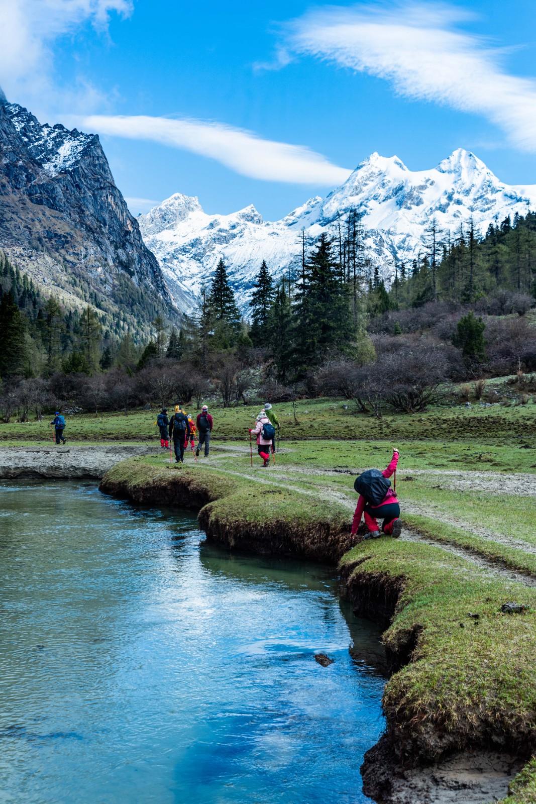 四姑娘山,位于四川省阿坝小金县四姑娘山镇境内,分别由幺妹峰(6250m)