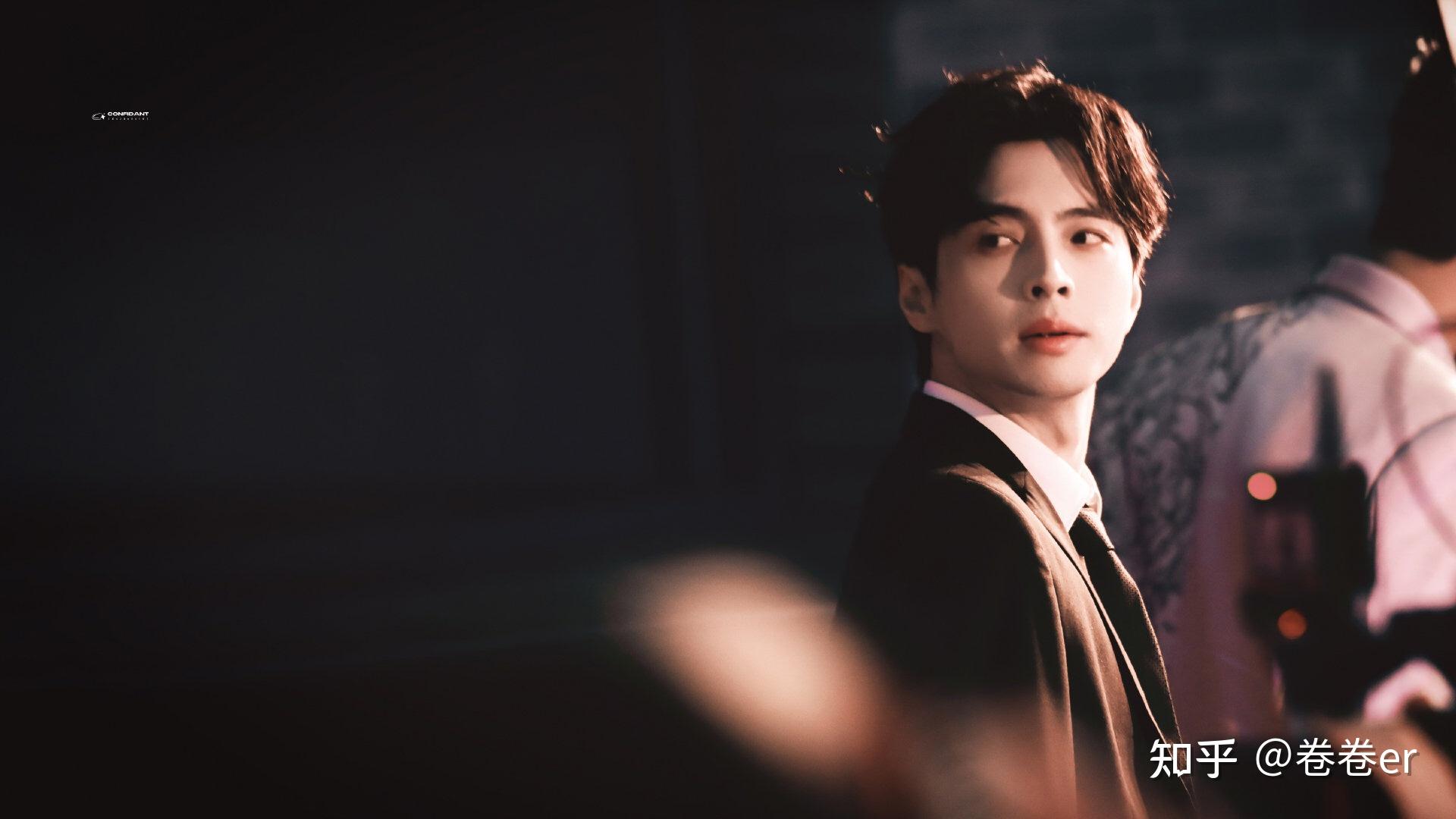 为什么蒲熠星明明戴眼镜更好看(简直神颜)现在却开始不戴眼镜并画很浓