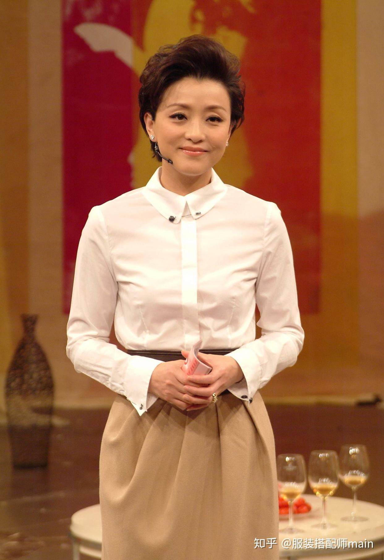 51岁杨澜终于换下西装黑色开衫混搭白纱裙年纪越大反而越优雅