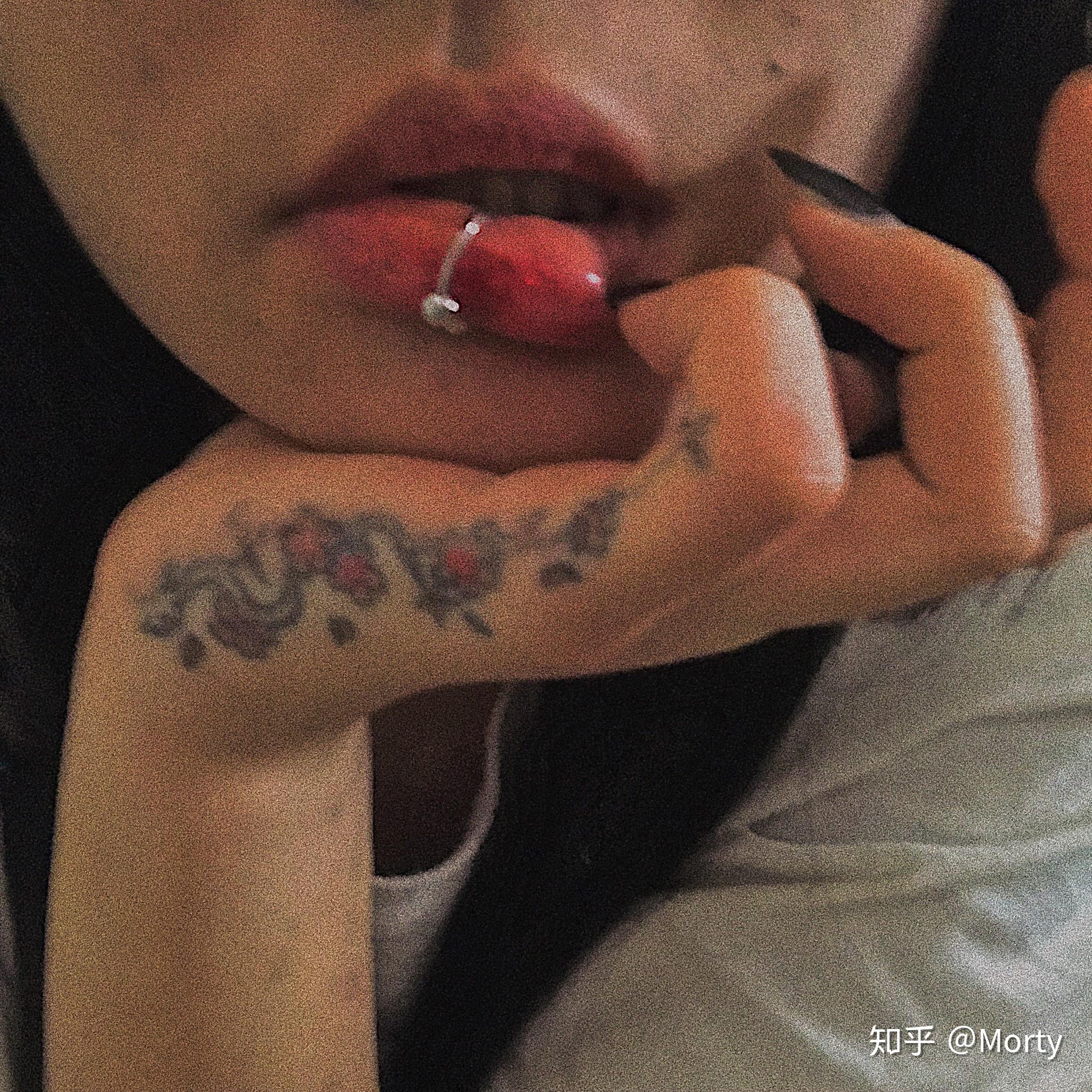 我想看看唇钉摘下后是什么样子的?