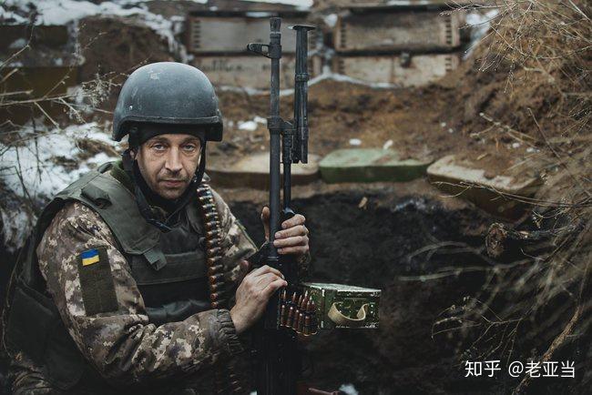 下面几张照片是部分参加过顿涅斯克机场保卫战的,今天仍然在前线卫国