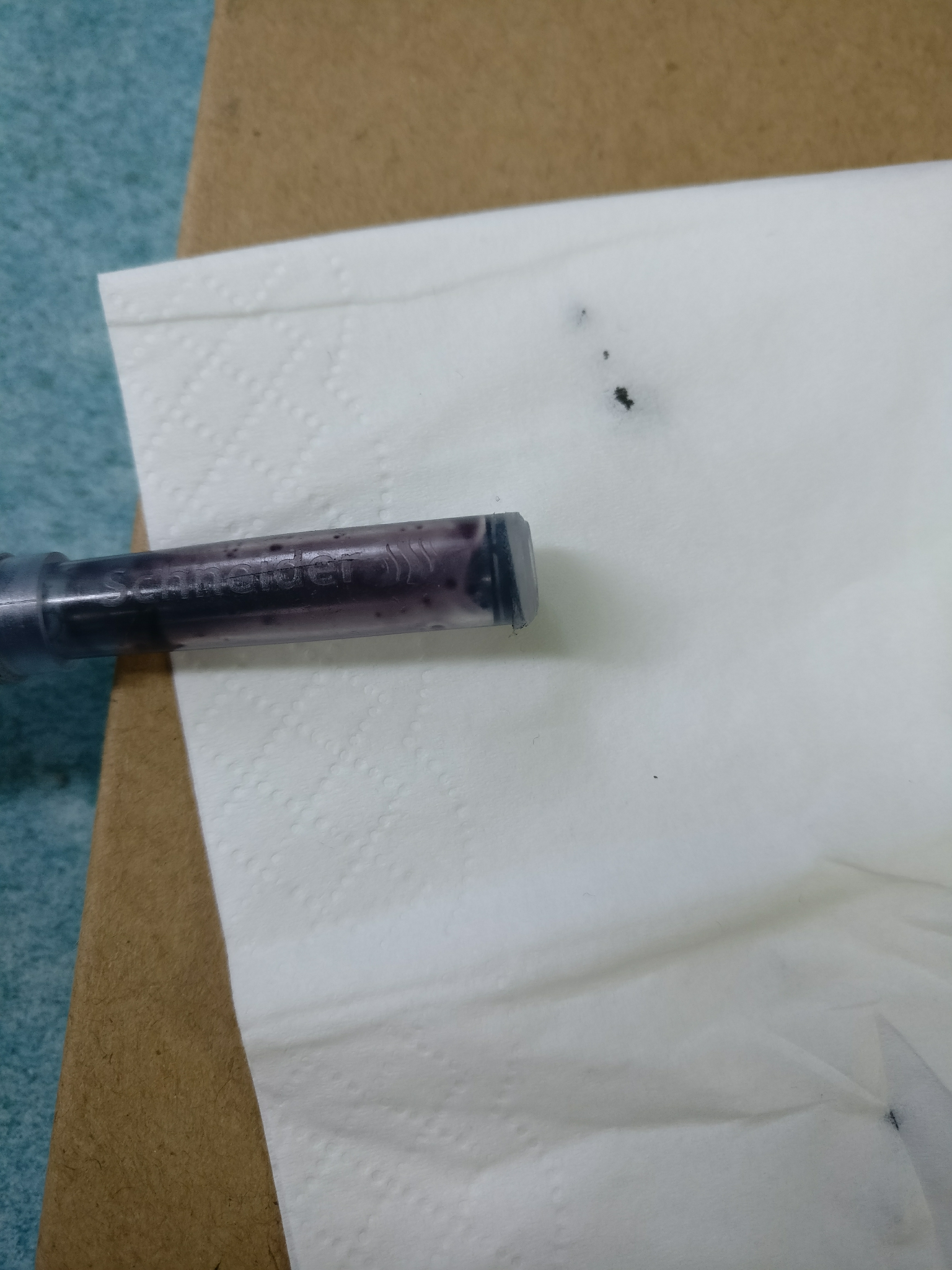 钢笔漏墨水