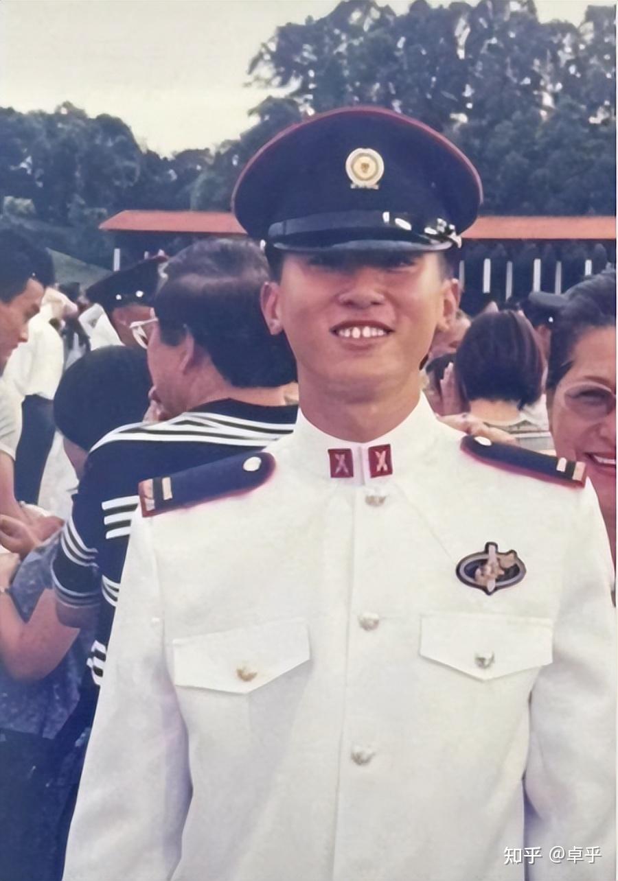 晋升为上尉军衔并退役,作为军事训练的一部分,周受资曾在文莱的热带