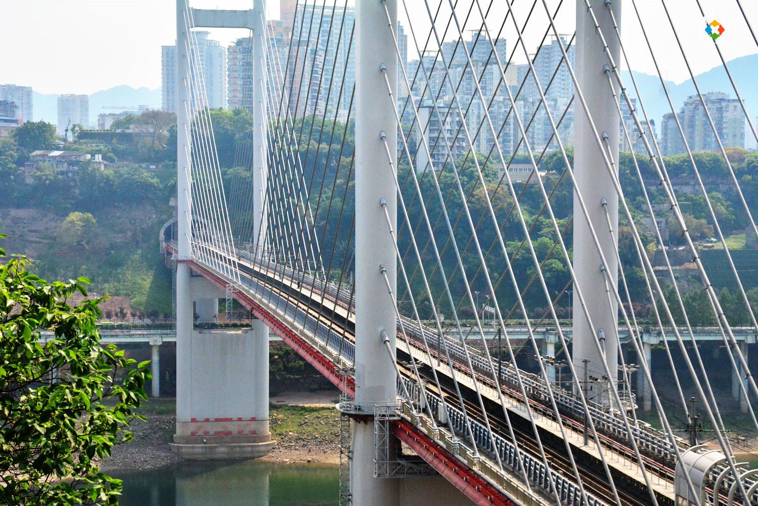 山水桥都，看重庆！忠县的第一座长江大桥，通体红色美艳动人 - 知乎