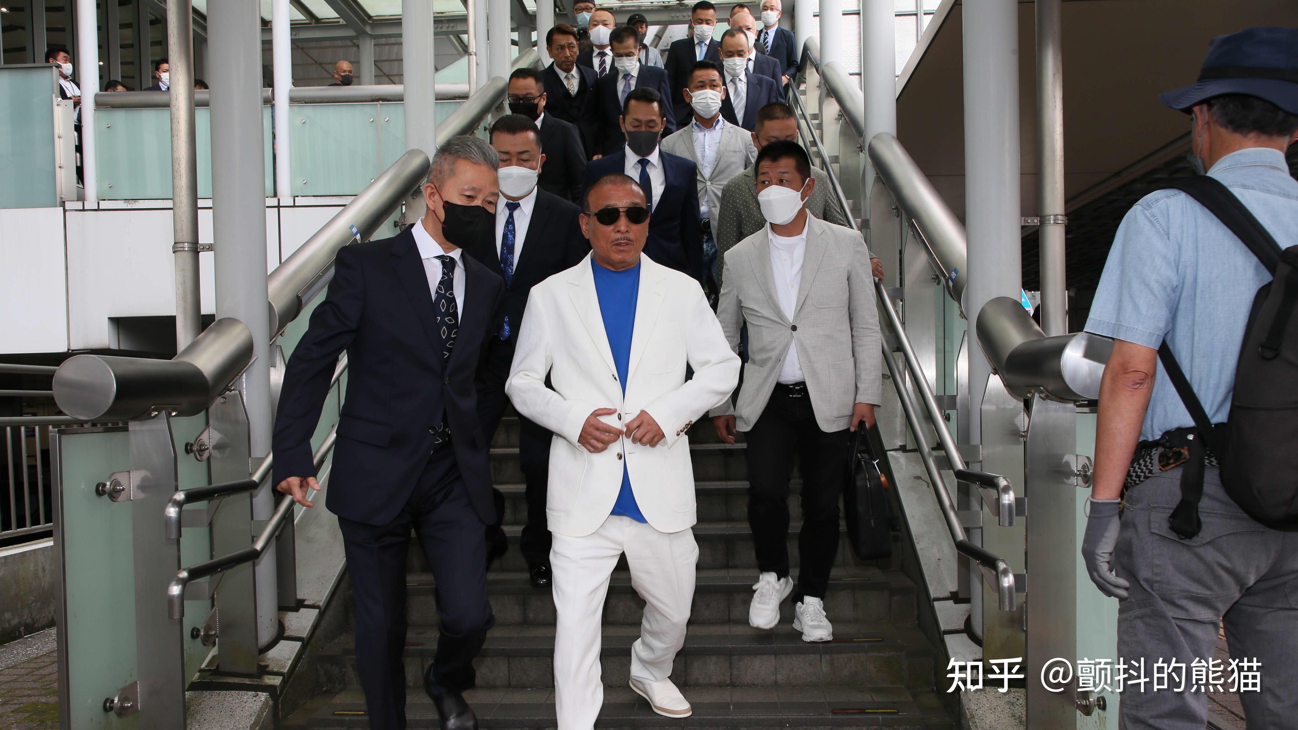 山口组第六代组长司忍身着纯白西装出现在车站 内战正在加剧? 知乎