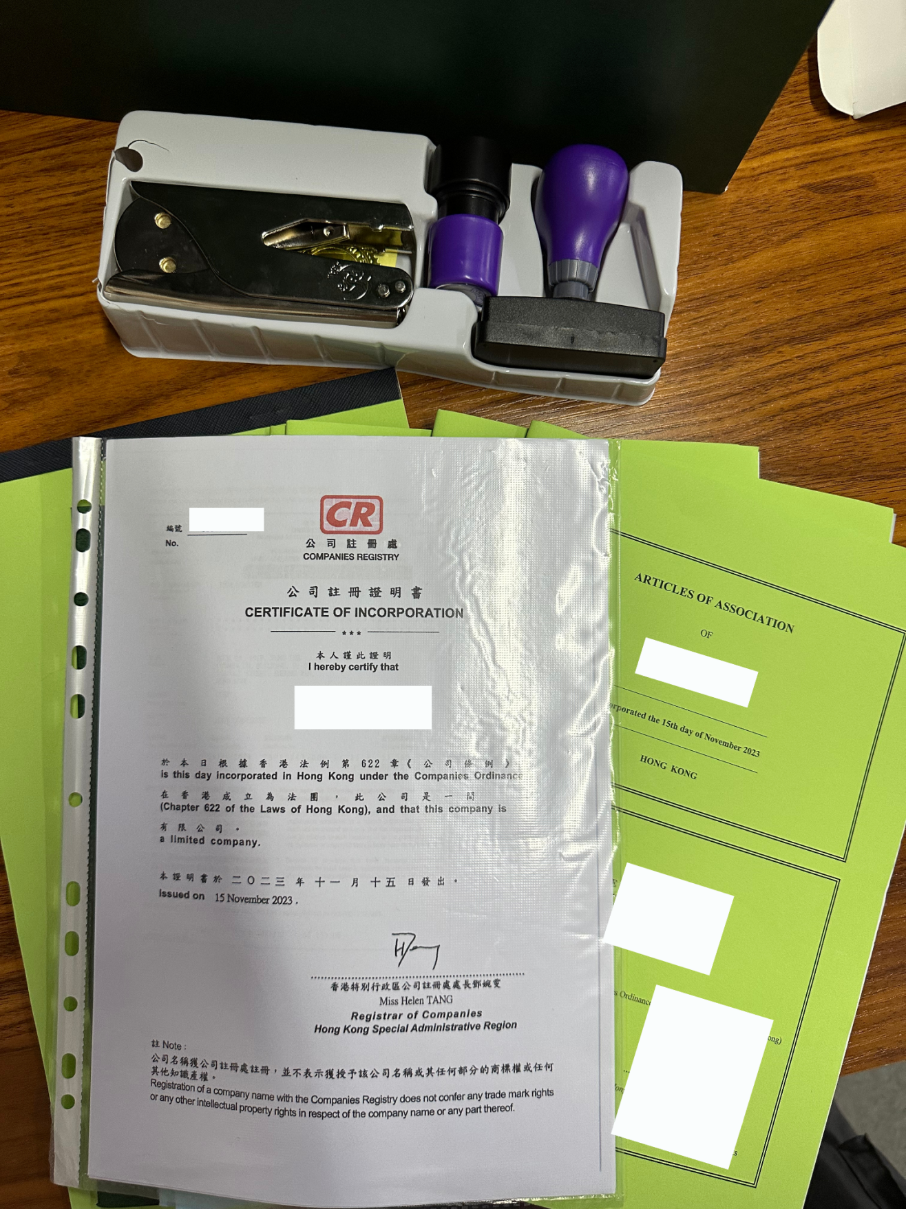 公司注册成功后绿盒子里有哪些文件？三个公司印章何时需要盖？ - 知乎