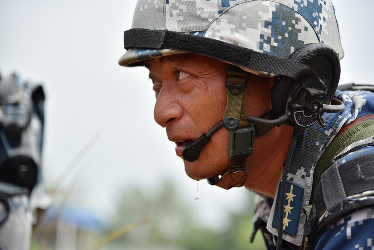 军人 旗手 书记—记空降兵某旅模范指导员余海龙