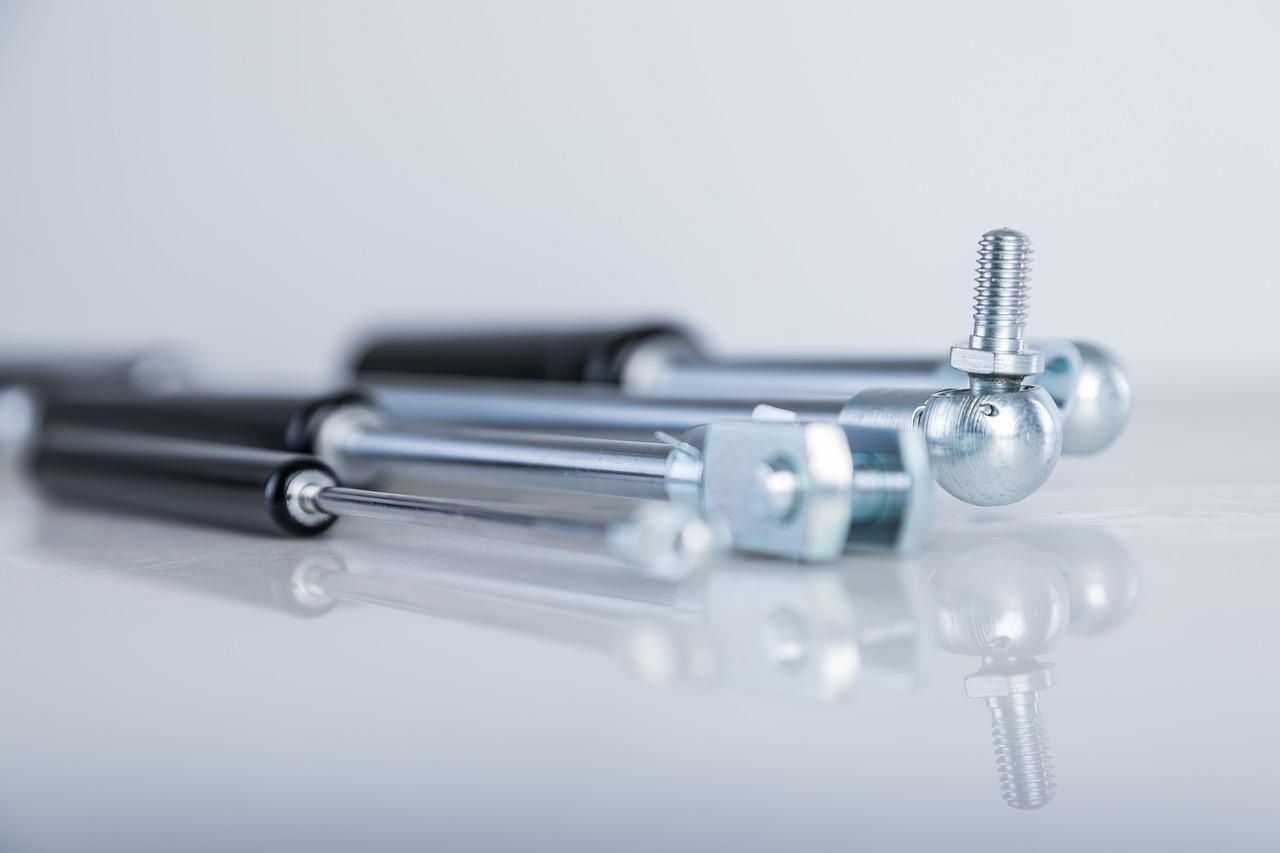 床板液压杆怎么安装